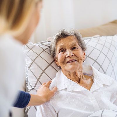 Pflegedienst betreut pflegebedürftige Frau während der Verhinderungspflege
