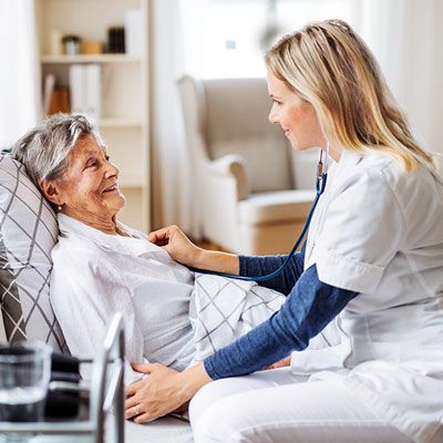 Pflegedienst hilft pflegebedürftiger Frau bei der medizinischen Versorgung